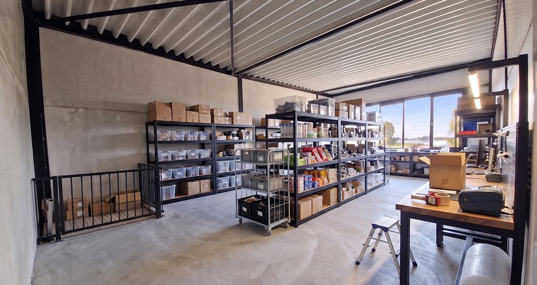 Bedrijfsruimte met showroom en kantoor en opslag in Elburg, sparing in verdieping kan voorzien worden van goederenlift